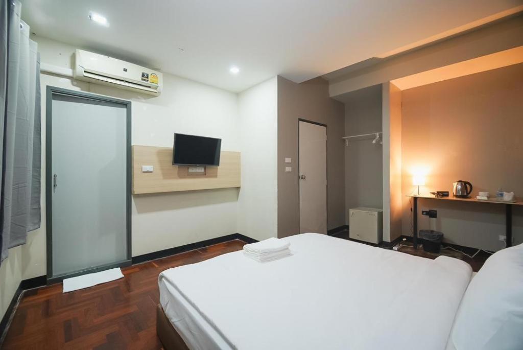 Z Go Inn Bts St Louis Silom V โกอินน์ บีทีเอส เซนต์หลุยส์ สีลม 3 Бангкок Экстерьер фото